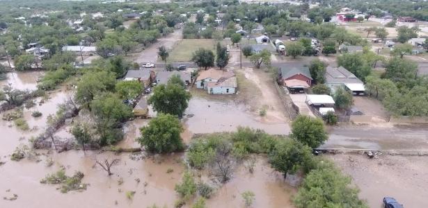 Uma imagem de drone mostra casas inundadas após chuvas torrenciais provocarem enchentes ao longo do Rio Concho, em San Angelo, Texas