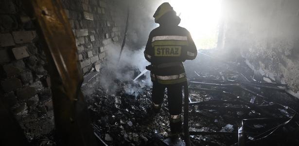 Bombeiro ucraniano apaga fogo em prédio residencial após ataque russo com drones em Kharkiv