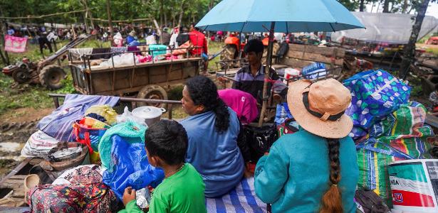 25.jul.2025 - Pessoas deixam a vila de Pong Tuek a 20 km de onde acontecem os conflitos no Camboja