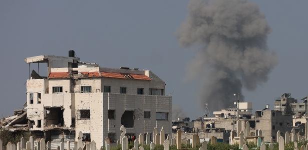 Fumaça é vista no horizonte após bombardeios israelenses em Gaza