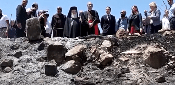 Autoridades religiosas visitam escombros de igreja palestina da Cisjordânia após ataque israelense