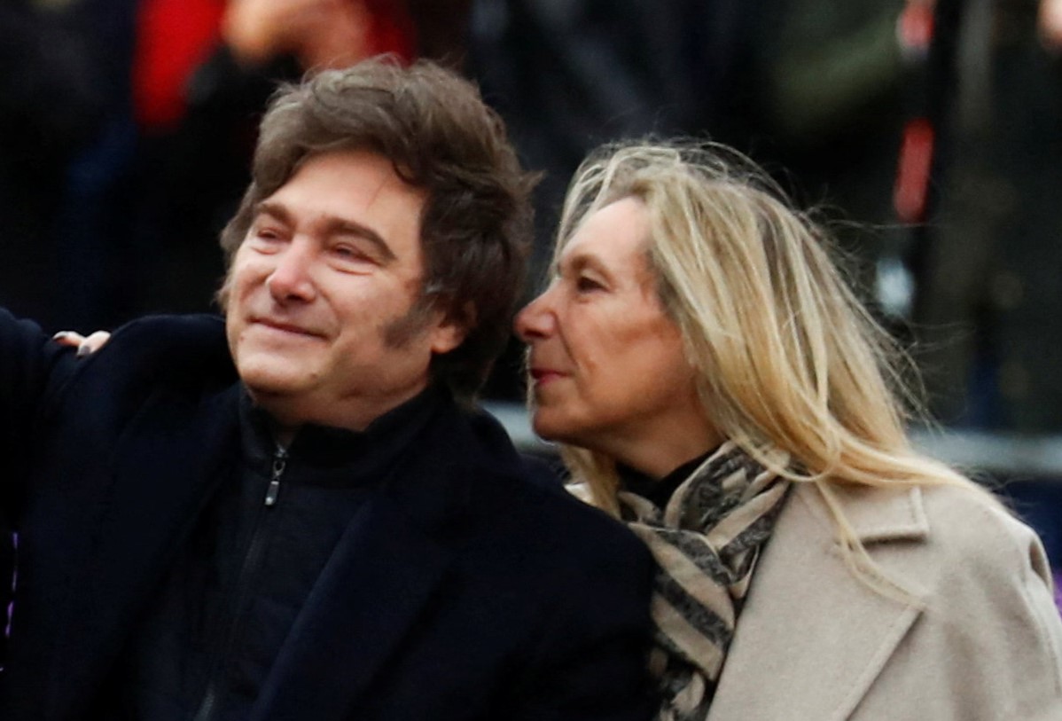 Corruption scandal implies Milei's sister and reaches government to weeks of elections