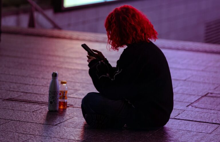 Jovem com telefone ceular