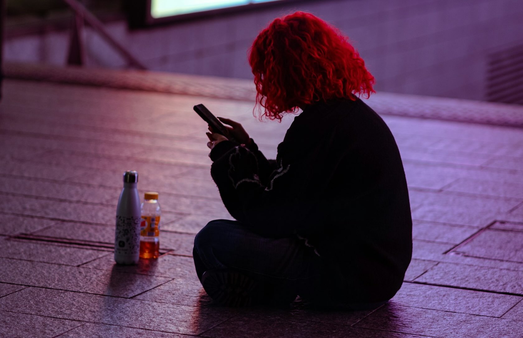 Jovem com telefone ceular