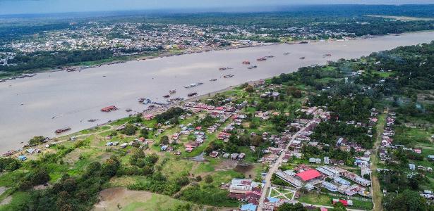 Vista aérea da ilha de Santa Rosa (embaixo) em frente a Letícia, na Colômbia