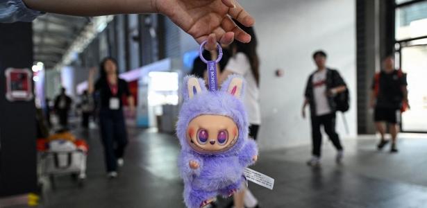 Visual do boneco mistura fofura com um ar malicioso