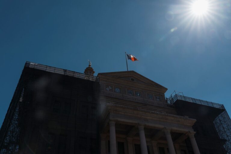 Democrats leave Texas to prevent Republicans from redesigning the political map
