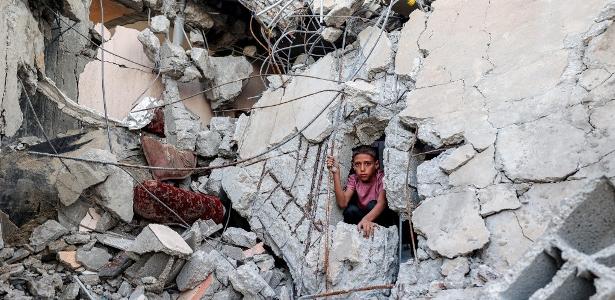 Criança aparece entre escombros de prédio derrubado por bombardeio em Gaza