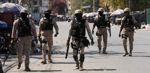 A polícia patrulha as ruas após o decreto de estado de emergência no Haiti