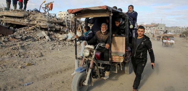 Em meio aos escombros da guerra, palestinos retornam à Gaza e se locomovem por Rafah no segundo dia de trégua entre Israel e Hamas