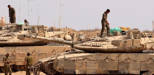 13.ago.2025 - Tanques israelenses são vistos na fronteira da Faixa de Gaza