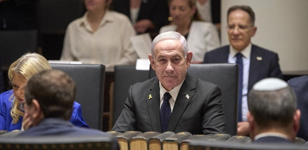 O primeiro-ministro israelense, Benjamin Netanyahu, chega para se encontrar com familiares do refém israelense Evyatar David, mantido em cativeiro na Faixa de Gaza por militantes palestinos desde os ataques de outubro de 2023, durante a cerimônia de abertura do Museu Knesset em Jerusalém, em 11 de agosto de 2025