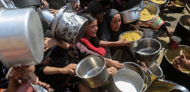 Palestinos desesperam-se à espera de distribuição de alimentos no oeste da Cidade de Gaza
