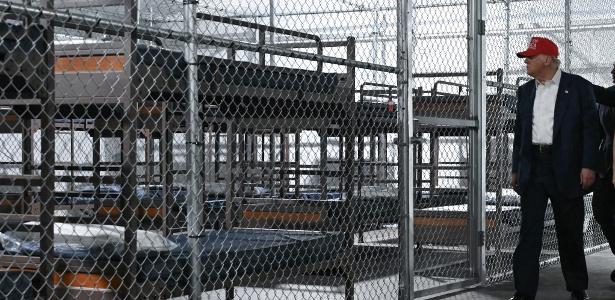 1º.jun.2025 - Trump visita o novo centro de detenção de migrantes, apelidado de "Alligator Alcatraz", localizado no local do Aeroporto de Treinamento e Transição Dade-Collier, em Ochopee, Flórida