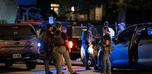 Departamento de Segurança Interna (DHS) e agentes federais realizam uma abordagem policial a um indivíduo supostamente com carteira de habilitação vencida e sem carteira de habilitação em 12 de agosto de 2025 em Washington, DC