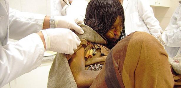 Uma das múmias encontradas no vulcão passa por análise; corpos guardam segredos de ritual inca