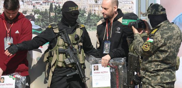 Iair Horn, um refém mantido em Gaza desde o ataque mortal de 7 de outubro de 2023, é escoltado por militantes do Hamas e militantes da Jihad Islâmica como parte do acordo de troca de reféns em Khan Younis, no sul da Faixa de Gaza, em 15 de fevereiro de 2025