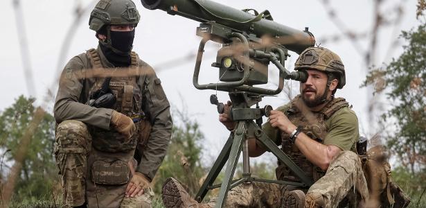 Soldados ucranianos manipulando armas de guerra