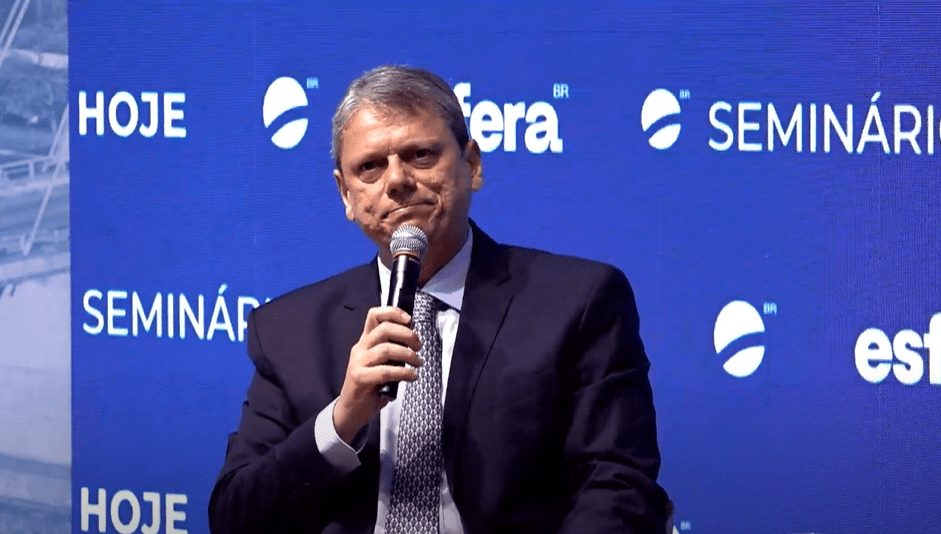 Tarcísio receives praise from Temer and Kassab at an event of mayors of São Paulo