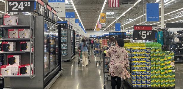 Compradores passeiam no Walmart um dia após Donald Trump anunciar novas tarifas