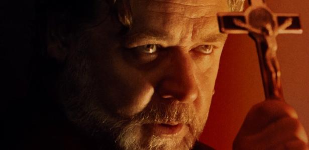 Russell Crowe numa cena de "O Exorcismo"