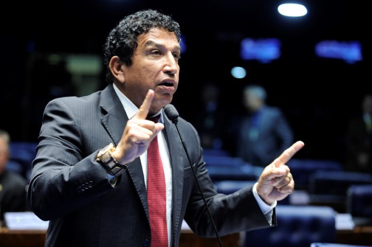 Senator proposes “National Day of Shame” in reference to Bolsonaro's trial
