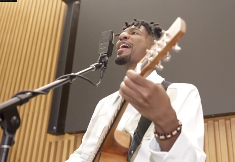 Jon Batiste canta 'Petrichor', um chamado pela ação contra as mudanças climáticas