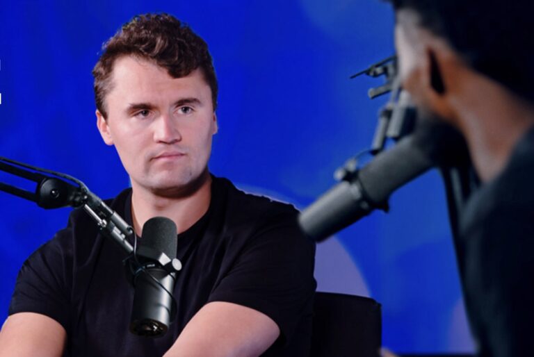 Charlie Kirk na apresentação de seu podcast