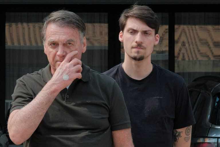 After medical procedure, Bolsonaro arrives in the condominium, where he meets house arrest
