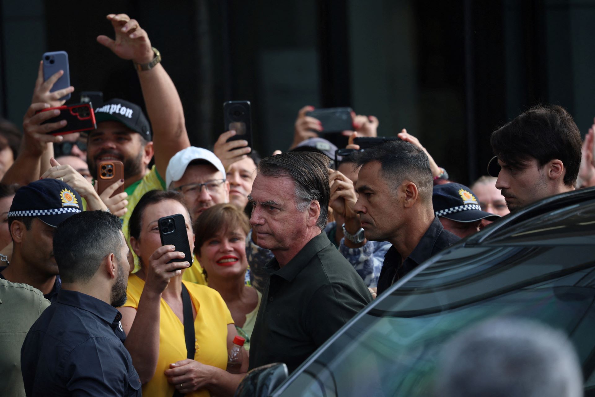 Bolsonaro goes to hospital and leaves house arrest for the first time after conviction