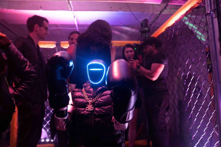 Boxing robots and fight with non -lethal taser knives are new fashion in the USA
