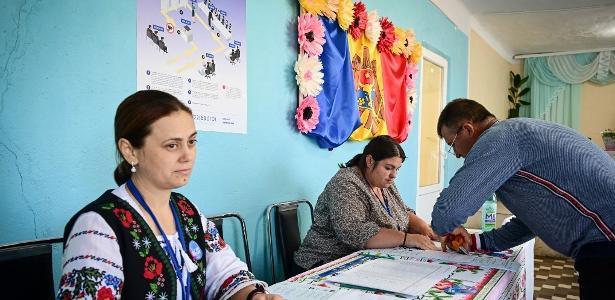 Um cidadão se registra para receber uma cédula de votação para votar nas eleições parlamentares, na cidade oriental de Pervomaisc, na Moldávia