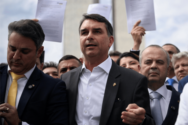 In Italy, Flávio Bolsonaro defines PEC of the armor as a PEC of 'Survival'
