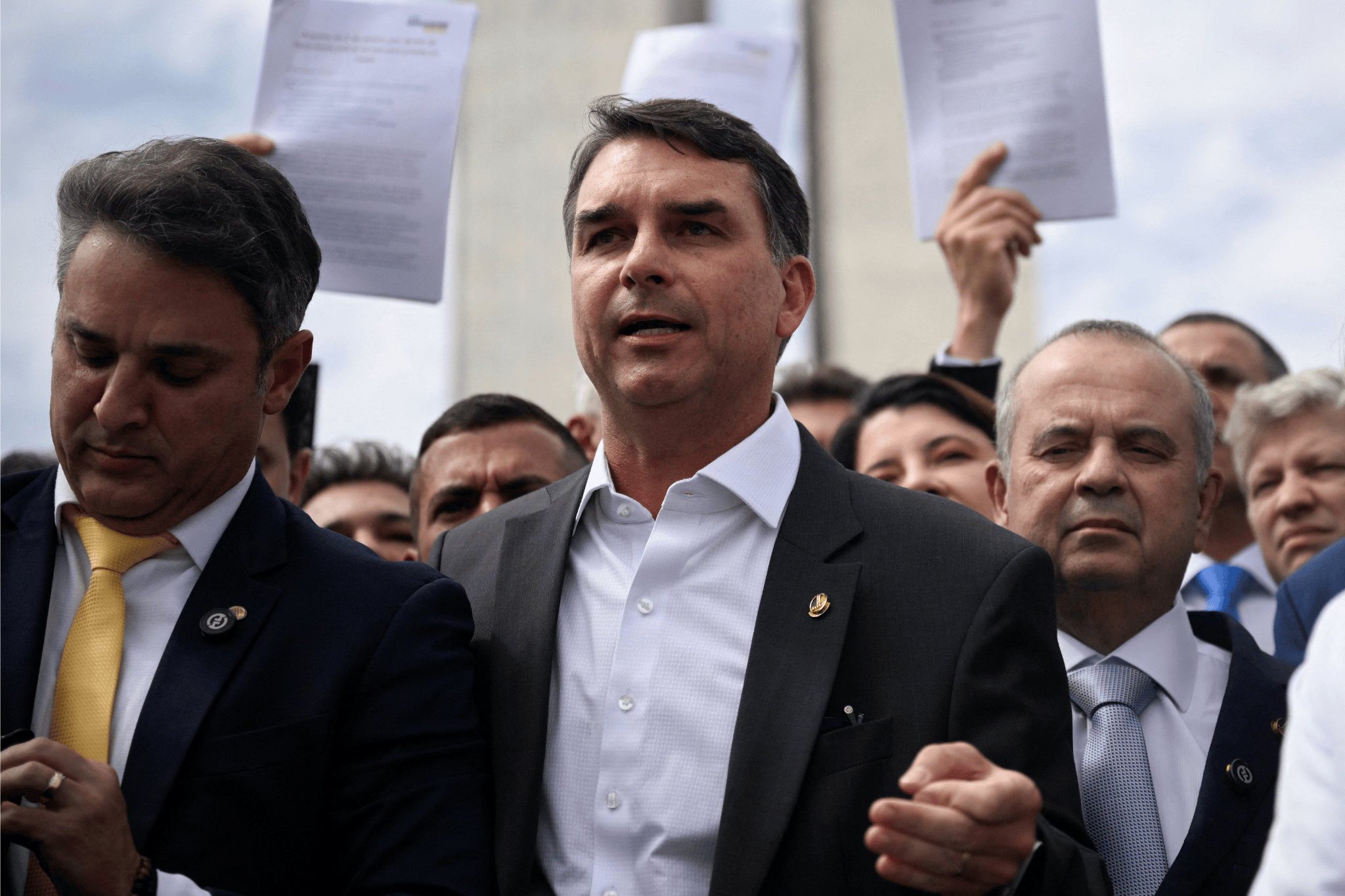 In Italy, Flávio Bolsonaro defines PEC of the armor as a PEC of 'Survival'