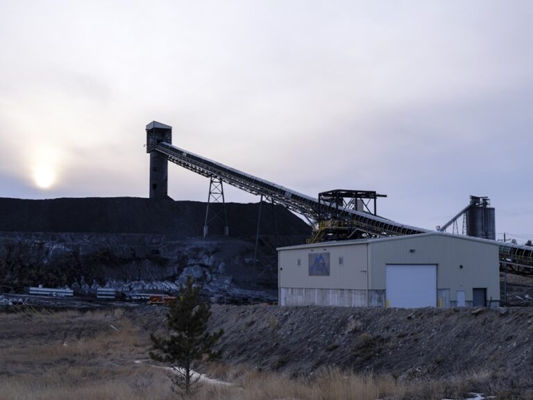 Uma mina de carvão perto de Roundup, Montana, em 5 de março de 2023. A administração Trump, na segunda-feira, 29 de setembro de 2025, delineou um plano coordenado para reviver a mineração e a queima de carvão, o maior contribuinte para as mudanças climáticas no mundo. (Matthew Hamon/The New York Times)