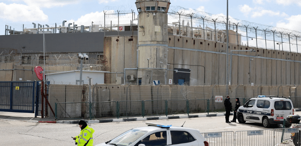 Prisão militar de Ofer, na Cisjordânia ocupada, para onde centenas de palestinos foram enviados desde o início da guerra