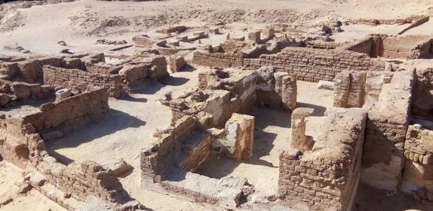 Arqueólogos descobriram estruturas de tijolos de barro no Oásis de Kharga, parte de um assentamento