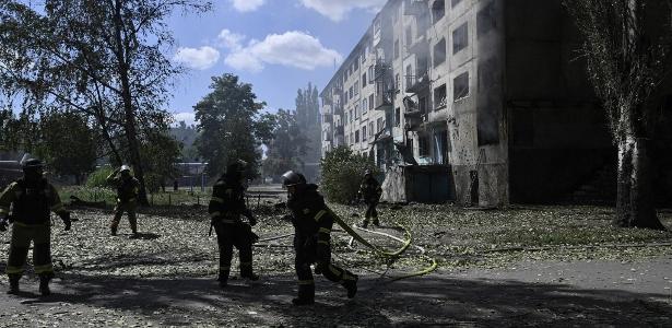 Bombeiros ucranianos apagam incêndio em um prédio residencial no local de um ataque de drone russo na cidade de Bilozerske, região de Donetsk, em 10 de agosto de 2025, em meio à invasão russa na Ucrânia