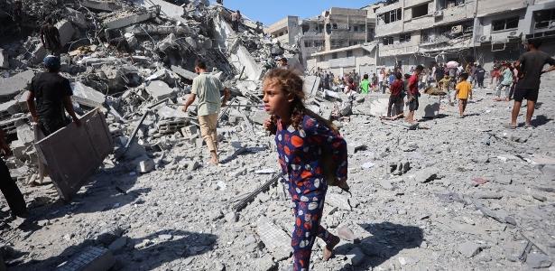 Criança palestina caminha entre escombros na Cidade de Gaza