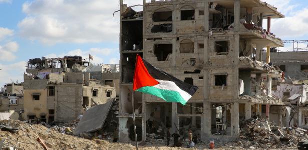 Bandeira palestina em meio a escombros na Faixa de Gaza