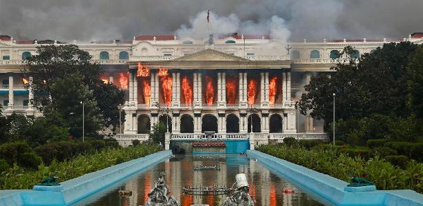 Chamas consomem o Singha Durbar, principal edifício administrativo do governo do Nepal, em Katmandu, após protestos de jovens contra restrições às redes sociais e corrupção. Ao menos 19 pessoas morreram na repressão policial no dia anterior