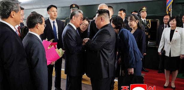 Líder da Coreia do Norte, Kim Jong-Un e a filha (à direita, de preto)