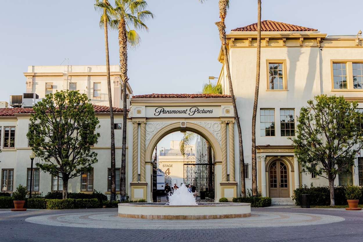 Three Deals in One Month: Paramount's Secret Search for Warner Bros. Discovery