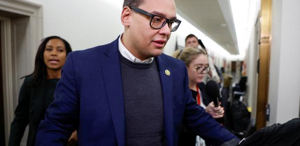 31.jan.23 - Deputado republicano dos EUA George Santos deixa seu gabinete na Câmara dos Deputados em Washington