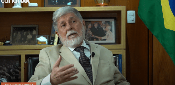 Celso Amorim, assessor especial do presidente Lula, participa do UOL Entrevista