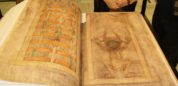 Uma fac-símile (cópia fiel) do Codex Gigas com a famosa ilustração do diabo