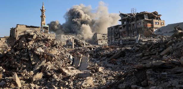 Fumaça sobe após um ataque israelense no centro da Faixa de Gaza