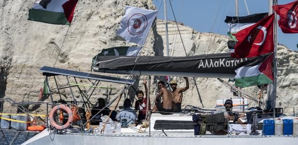 Membros da flotilha com ajuda humanitária para Gaza passam perto da ilha de Creta