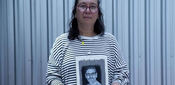 A israelense Karina Engel-Bart, ex-refém do Hamas, segura desenho do marido Ronen Engel