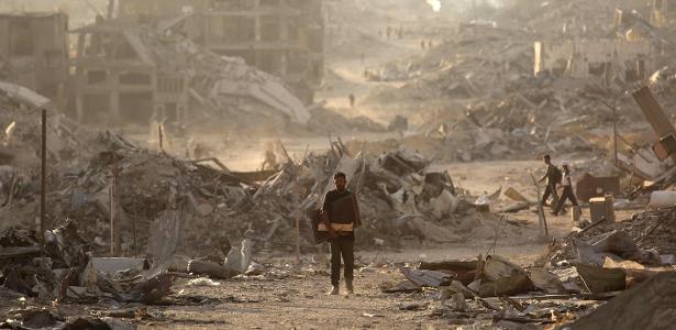 12.out.2025 - Homem anda entre escombros na Cidade de Gaza pouco após anúncio de cessar-fogo
